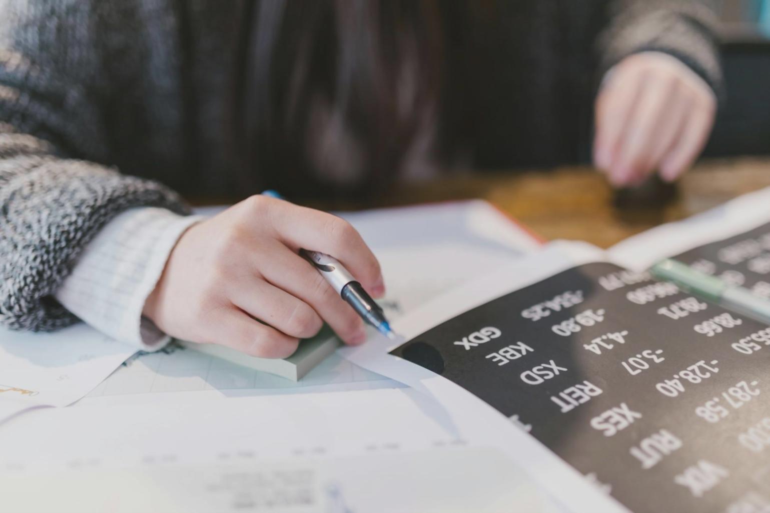 Studenti internazionali che collaborano in aula