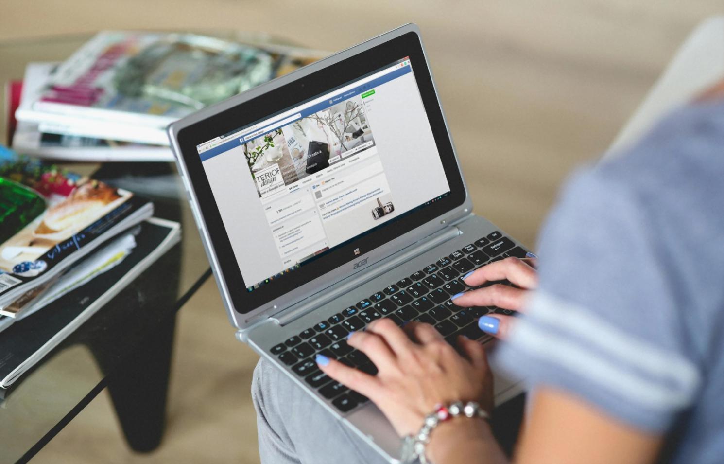 Professionista che lavora su strategie di ottimizzazione on-page